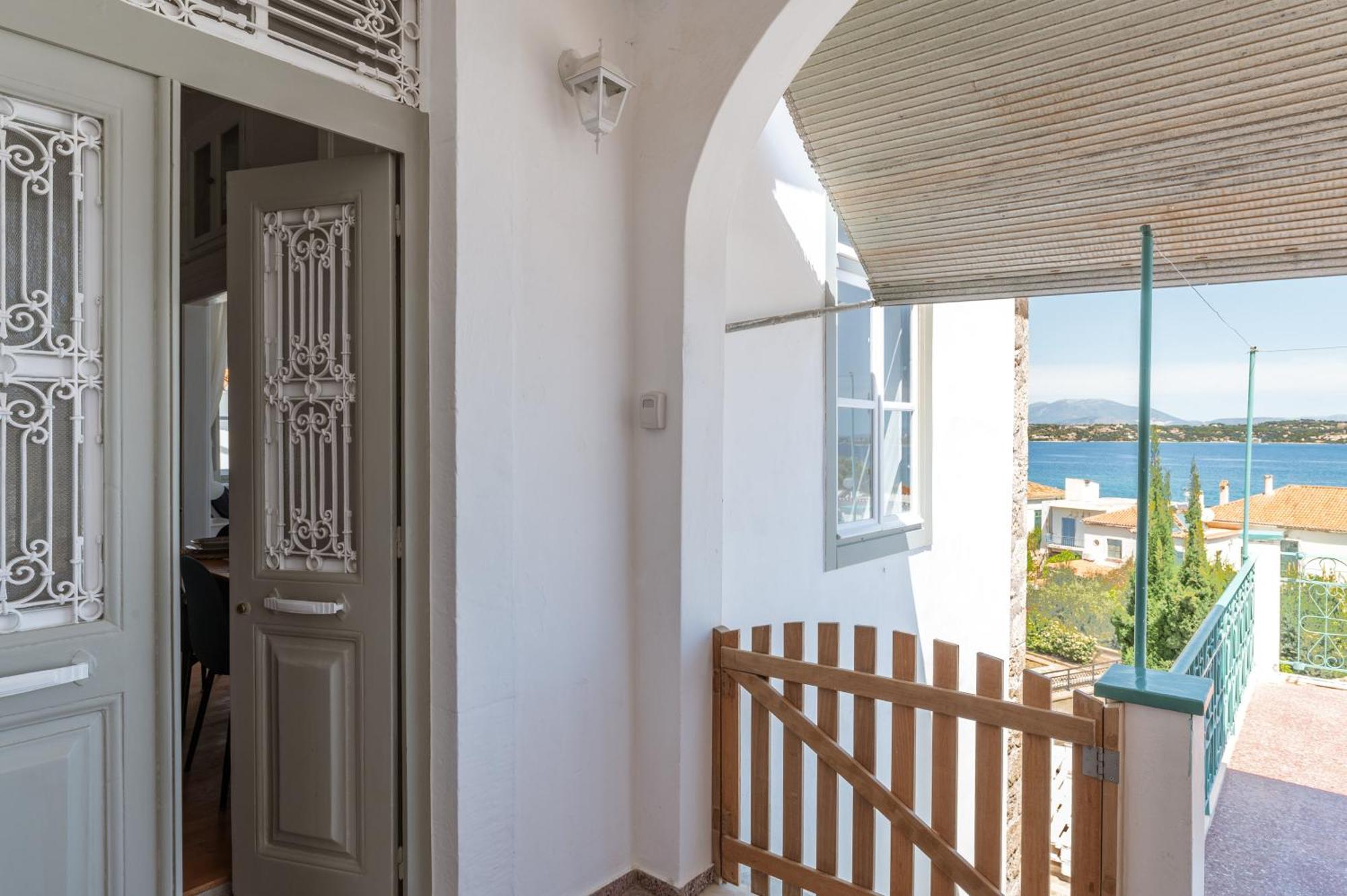 Martha'S House Apartment Spétses Екстериор снимка